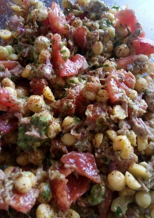 Una foto de Ensalada de garbanzos y atún
