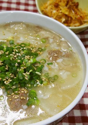A picture of Korean Food Beef Tendon Gumtang Style Collagen Gukbap.