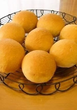 A picture of Simple Dinner Rolls.