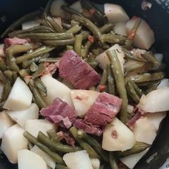 A picture of Hamhock stringbeans and potatoes.