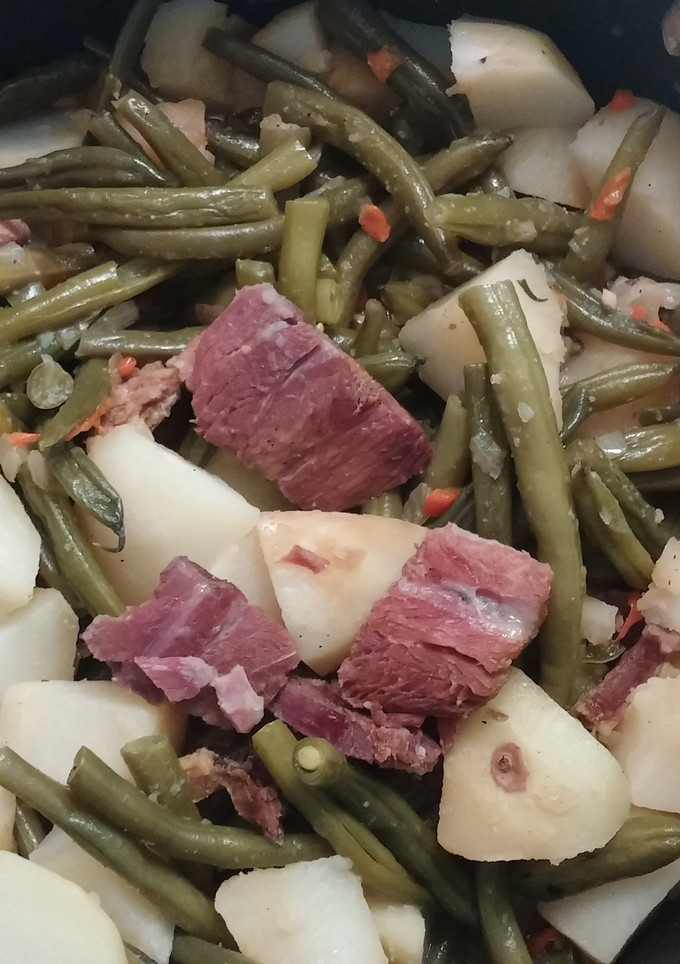 A picture of Hamhock stringbeans and potatoes.