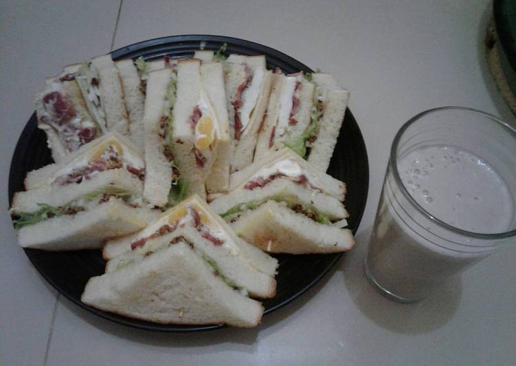 Ham sandwiches and banana juice