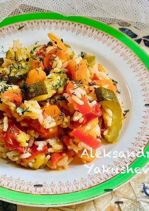 A picture of Zucchini with rice and other vegetables in a multicooker.