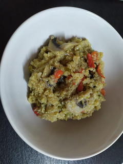 Una foto de Quinoa con pimientos, champiñones y soja