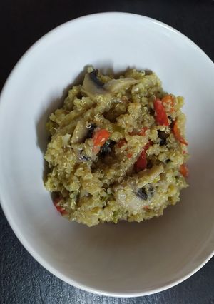 Una foto de Quinoa con pimientos, champiñones y soja