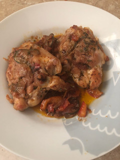 Una foto de Pollo con verduras al orégano