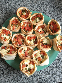 Una foto de Canastitas caprese 😍