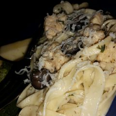 A picture of Peppered chicken pasta... With olives!.