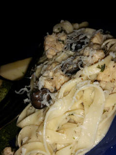 A picture of Peppered chicken pasta... With olives!.