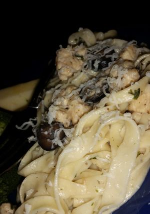 A picture of Peppered chicken pasta... With olives!.