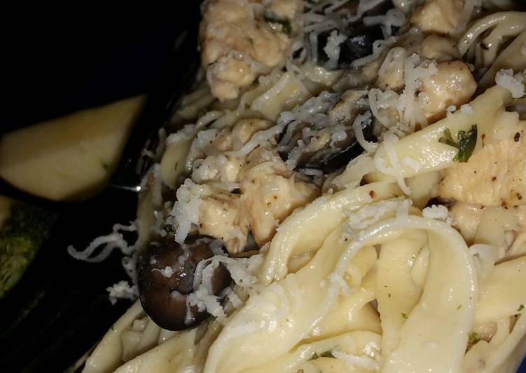 Peppered chicken pasta... With olives! Peppered chicken pasta… With olives!