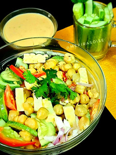 काबुली चना और पनीर सलाद (kabuli chana aur paneer salad recipe in Hindi) रेसिपी मुख्य फोटो