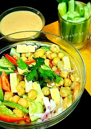 काबुली चना और पनीर सलाद (kabuli chana aur paneer salad recipe in Hindi) रेसिपी मुख्य फोटो