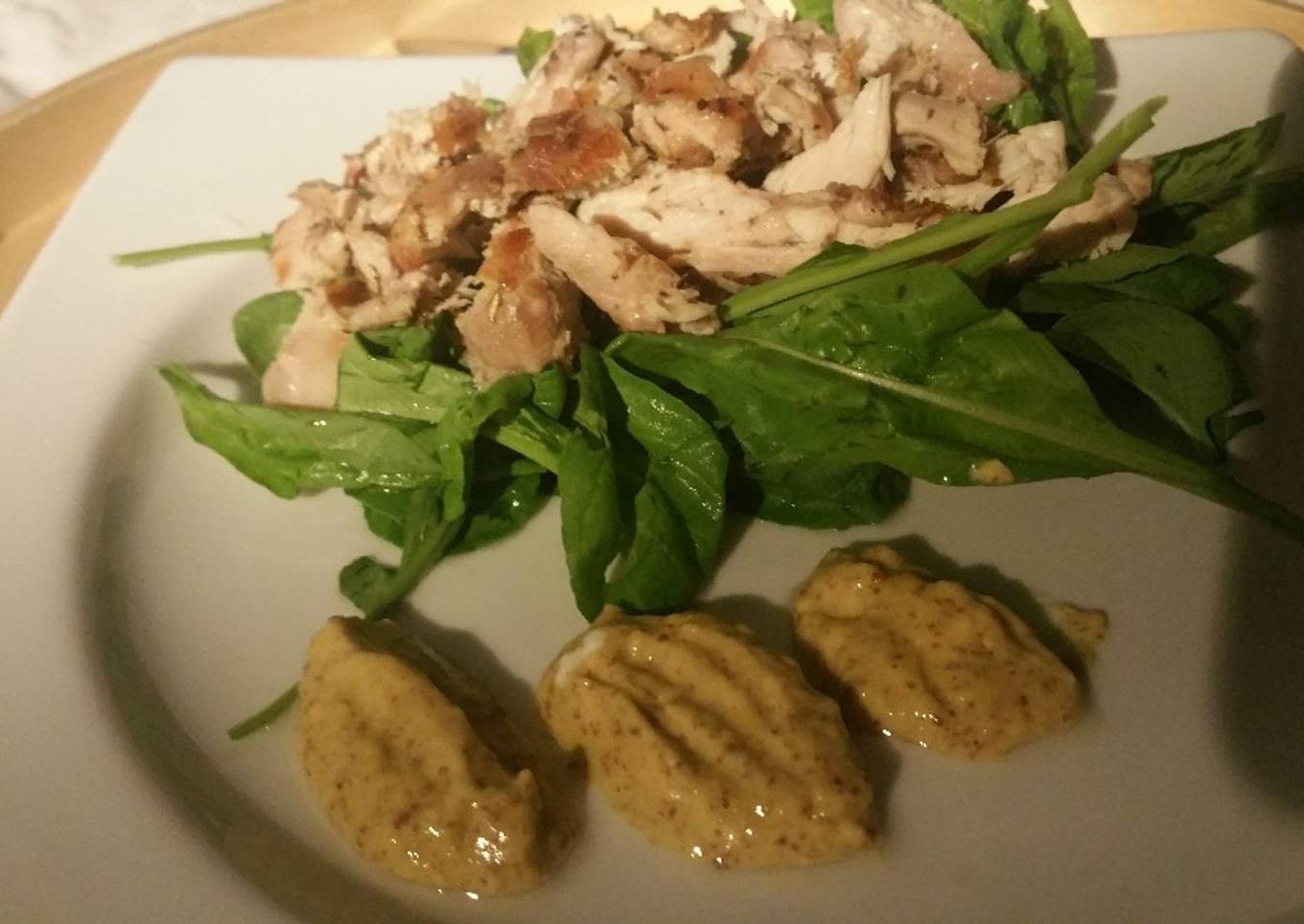 Pollo a la mostaza con rúcula