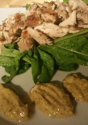 Una foto de Pollo a la mostaza con rúcula
