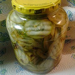A picture of Bread and butter pickles.