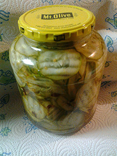 A picture of Bread and butter pickles.