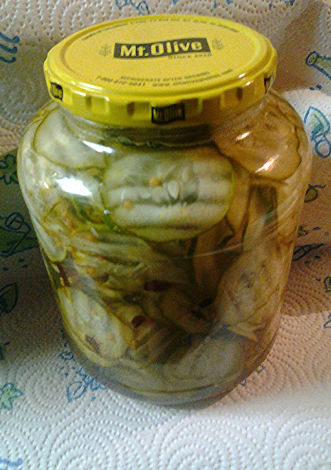 A picture of Bread and butter pickles.