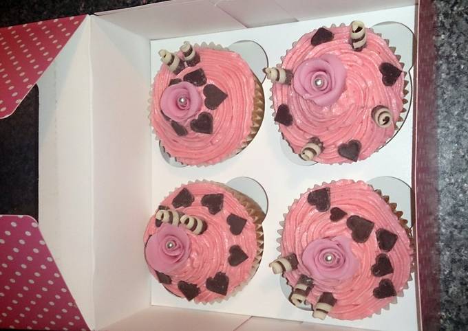 pink rose cupcakes with pink buttetcream, chocolate swirls & hearts