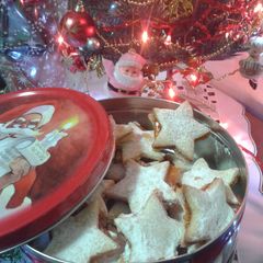 A picture of Linzer cookies.