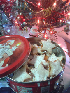 A picture of Linzer cookies.