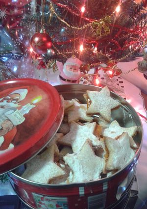 A picture of Linzer cookies.