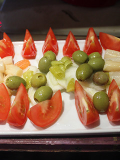 Una foto de Ensalada de tomate y espárragos