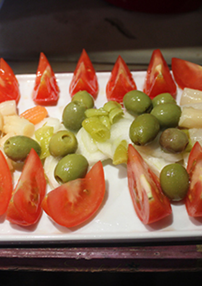 Una foto de Ensalada de tomate y espárragos