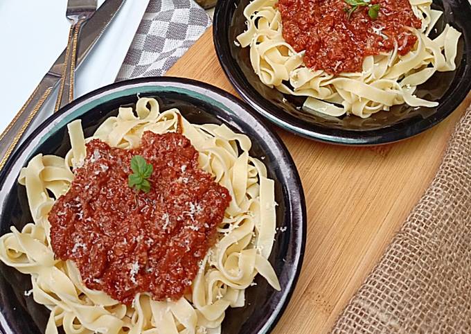 Recipe of Homemade FETTUCCINE WITH BOLOGNESE SAUCE😋