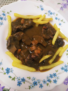 Una foto de Carrillada en salsa con pasas