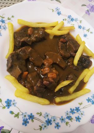 Una foto de Carrillada en salsa con pasas