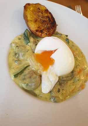 Una foto de Verduritas a la crema Ras al Hanout y huevo poché