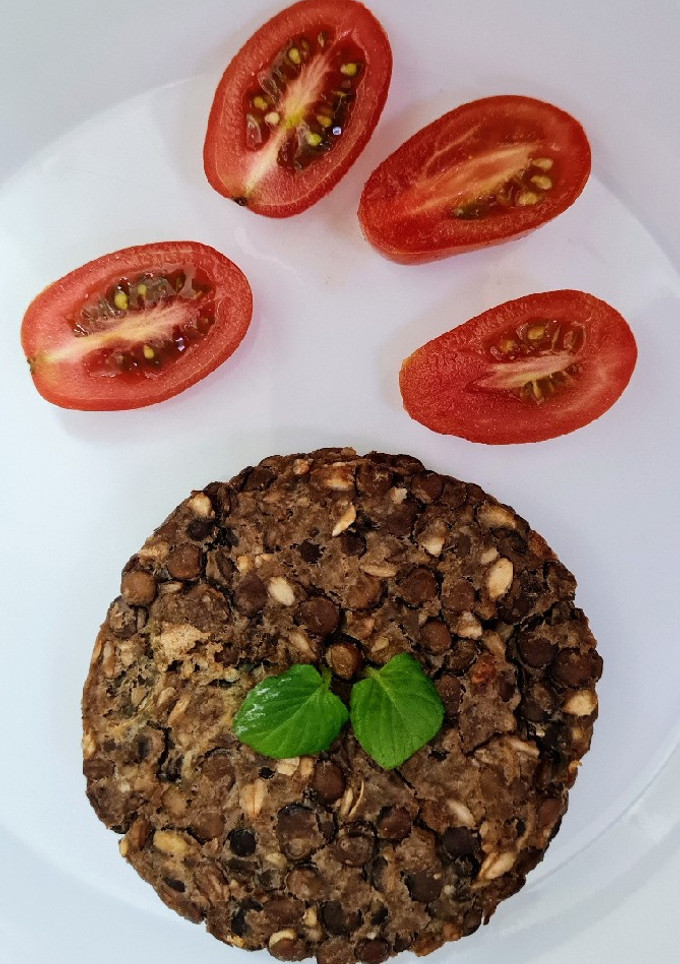 Una foto de Hamburguesas de berenjena ahumada y lentejas 🍔 Hamburguesa vegetariana con opción vegana