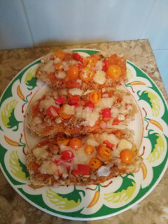 Una foto de Pizza de pan de molde con 8 cereales y semillas en el sartén