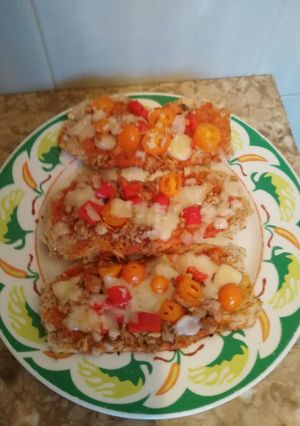 Foto principal de Pizza de pan de molde con 8 cereales y semillas en el sartén