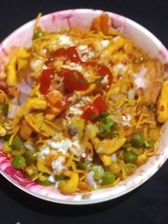 हरी मटर समोसा चाट(hari matar samosa chaat recipe in hindi) रेसिपी मुख्य फोटो