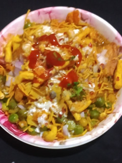 हरी मटर समोसा चाट(hari matar samosa chaat recipe in hindi) रेसिपी मुख्य फोटो