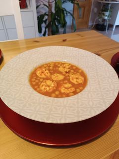 Una foto de Guiso de garbanzos con langostinos