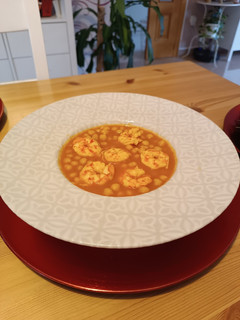 Una foto de Guiso de garbanzos con langostinos