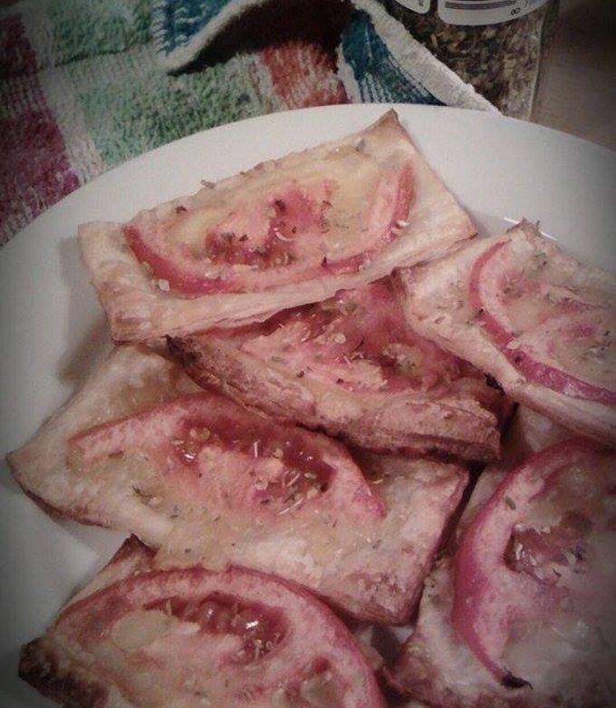 Foto principal de Aperitivos de hojaldre, queso y tomate
