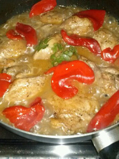 Una foto de Guiso de pollo a las finas hierbas con pimientos del piquillo o morrones