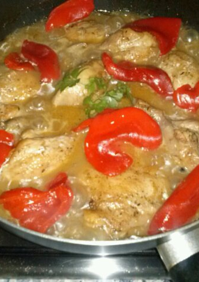 Una foto de Guiso de pollo a las finas hierbas con pimientos del piquillo o morrones