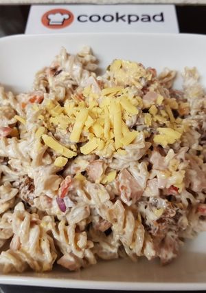 A picture of My Smoked Sausage and smoked cheese Pasta.😊.