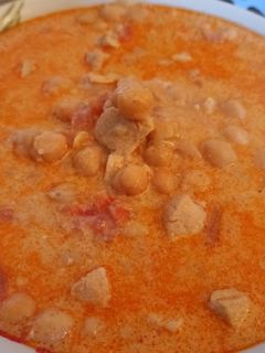 Una foto de Guiso de garbanzos, pollo y pimentón