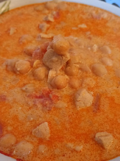 Una foto de Guiso de garbanzos, pollo y pimentón