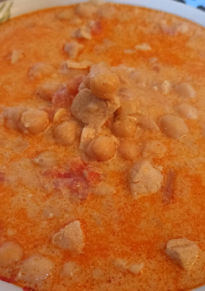 Una foto de Guiso de garbanzos, pollo y pimentón