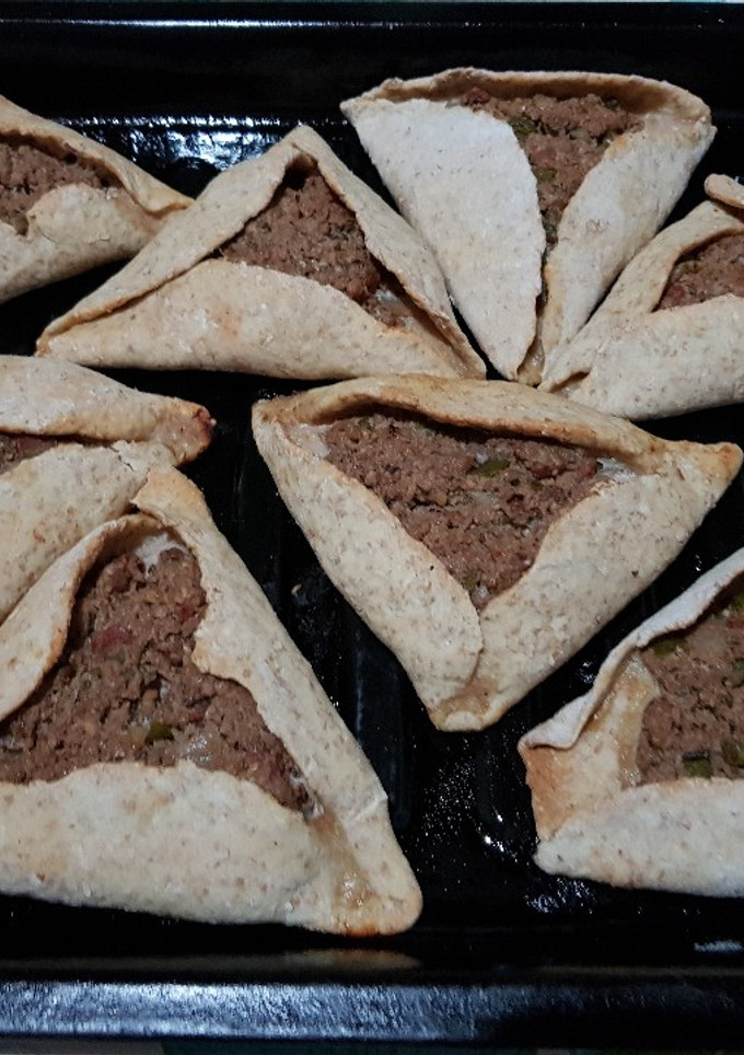 Una foto de Fatay o empanada árabe con masa integral