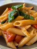 Pasta penne con tomate cherry y albahaca. 🍅🍃