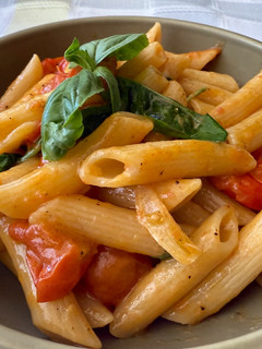 Una foto de Pasta penne con tomate cherry y albahaca. 🍅🍃