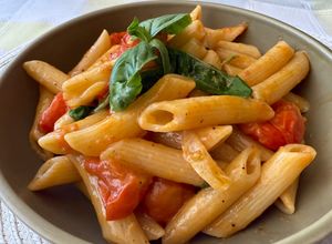 Foto principal de Pasta penne con tomate cherry y albahaca. 🍅🍃